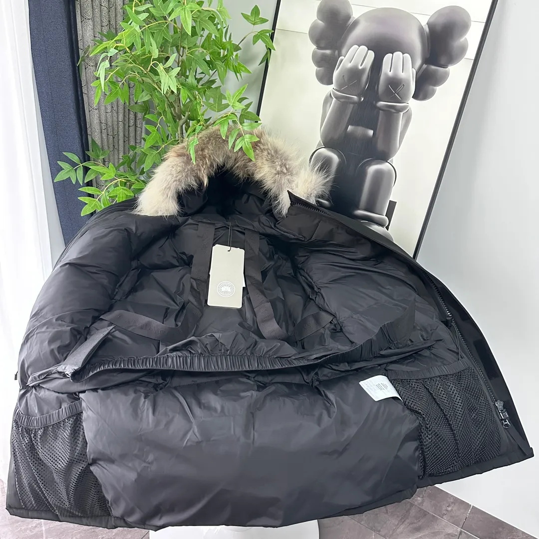 P700 CANADA GOOSE｜Canada Goose Expedition Parka｜Classic upgrade New 08 style Color: graphite gray, off-white, black, pink, navy blue, sky blue, Size: XS, S, M, L, XL, XXL, Product introduction Loose fit, multi-pocket design Larger size for free movement. 6 exterior pockets: 4 reversible front pockets, zippered side entry. There is a practical pocket on the left sleeve and a top pocket on the right sleeve. There is a drawstring on the inside of the waist and a logo patch on the back. The waist is designed with an inside drawstring, which can be adjusted to provide excellent warmth. Woven grab straps at upper back with “Expedition” logo patch • Hood with removable zipper trim, interchangeable hood trim for personalization and added protection (this jacket is not available with the classic hood trim) • Chin protection element has a tricot inner fabric for softness and comfort • Woven grab straps at upper back with “Expedition” logo patch • Internal drawstring at the waist, adjustable to provide excellent warmth •Snap-in rib knit cuffs for added comfort and optimal heat locking in •Stylish hanging inner straps allow the jacket to be carried over the shoulder, hands-free •Stowaway nylon stretch snow skirt for added protection •Two-way zipper covered fly with Velcro® snaps that unzips from the bottom for increased range of motion and breathability. A windproof fly is designed under the zipper for an extra layer of protection. • 6 exterior pockets: 4 two-way pockets on the front with top flap and Velcro® snaps, and zippered side entry. Utility pockets on left sleeve and right sleeve with top flap and velcro® snaps Internal pockets: 1 zipped pocket, 2 mesh drop-in pockets Embroidered Canada Goose logo